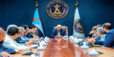 الرئيس الزُبيدي يرأس اجتماعا للوقوف على نتائج عمل فرق التواصل وتعزيز الوعي السياسي 