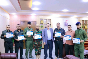 مدير أمن العاصمة عدن يُكرم عدد من الضباط والجنود نجحوا في ضبط عصابة تزوير أختام حكومية خور مكسر