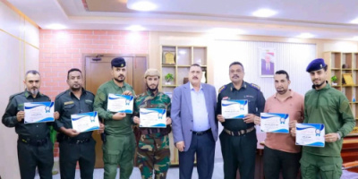 مدير أمن العاصمة عدن يُكرم عدد من الضباط والجنود نجحوا في ضبط عصابة تزوير أختام حكومية خور مكسر