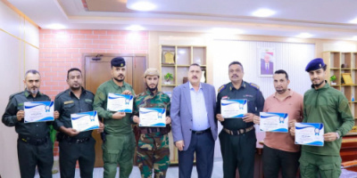 مدير أمن العاصمة عدن يُكرم عدد من الضباط والجنود نجحوا في ضبط عصابة تزوير أختام حكومية رسمية بخور مكسر