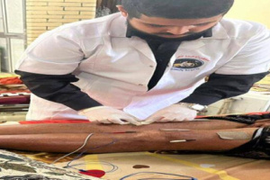 رئيس مؤسسة ريما الطبية تقدم مستلزمات طبية لنزلاء دار العجزة بمديرية الشيخ عثمان