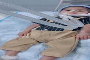 طفل يواجه الموت بمرض نادر.. مناشدة إنسانية لحكام الخليج لإنقاذ حياته