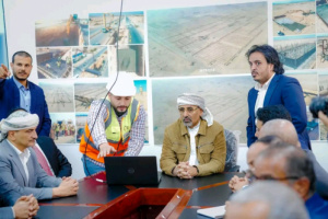 الرئيس الزُبيدي يتفقد سير العمل في مشروع محطة الطاقة الشمسية بشبوة