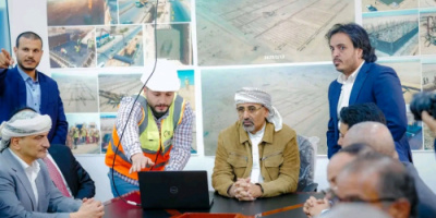 الرئيس الزُبيدي يتفقد سير العمل في مشروع محطة الطاقة الشمسية بشبوة