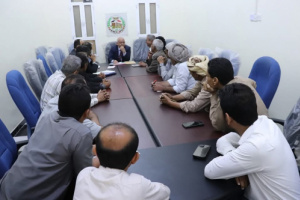 وزير الخدمة المدنية والتأمينات يتفقد فرع هيئة التأمينات بشبوة ويعقد اجتماعًا مع قيادات فروع الوزارة بالمحافظة