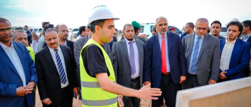الرئيس الزُبيدي يتفقد مشروع كلية التربية والعلوم الإنسانية والتطبيقية بسقطرى