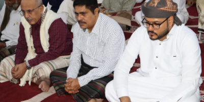 الكثيري والمحمدي يؤديان صلاة العيد مع جموع المصلين بمسجد الشهداء بالمكلا