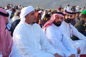 محافظ أرخبيل سقطرى يؤدي صلاة عيد الفطر المبارك مع جموع المصلين في العاصمة حديبوه