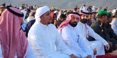 محافظ أرخبيل سقطرى يؤدي صلاة عيد الفطر المبارك مع جموع المصلين في العاصمة حديبوه