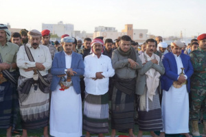 رئيس تنفيذية انتقالي شبوة يؤدي صلاة العيد مع قيادات السلطة المحلية والمواطنين ويتفقد مرضى مستشفيات عتق`