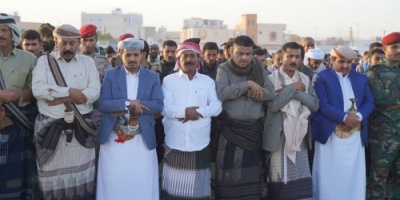 رئيس تنفيذية انتقالي شبوة يؤدي صلاة العيد مع قيادات السلطة المحلية والمواطنين ويتفقد مرضى مستشفيات عتق`