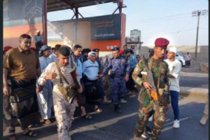 رئيس انتقالي لحج يؤدي صلاة عيد الفطر في الحوطة ويزور النقاط الأمنية في المحافظة