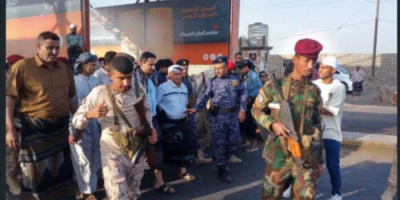 رئيس انتقالي لحج يؤدي صلاة عيد الفطر في الحوطة ويزور النقاط الأمنية في المحافظة