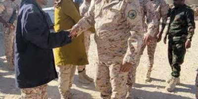 رئيس عمليات لواء حضرموت يقوم بزيارة عيدية للمواقع العسكرية الخارجية
