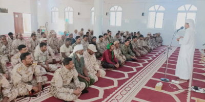 قائد لواء شبام يؤدي صلاة العيد في المعسكر ويقوم بجولة تفقدية لمواقع اللواء