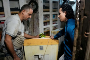 السقاف يزور المهندس الكفيف لطفي ويشيد بأمانته وإيثاره