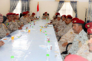 وزير الدفاع يستمع الى تقارير لجان المعايدة الميدانية