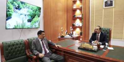 محافظ حضرموت يبحث مع مساعد وزير الدفاع لشؤون الموارد البشرية تعزيز خطط تنمية الكوادر العسكرية