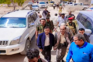 المحافظ بن الوزير يتفقد مكتب التربية ويطّلع على الترتيبات الجارية لإجراء اختبارات النقل 