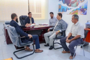 محافظ شبوة يبحث تعزيز تعاون مستشفى بن زايد وكلية الطب