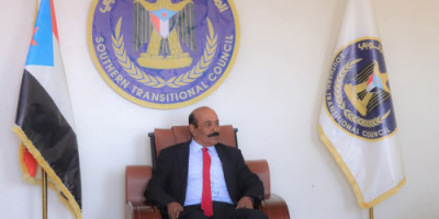 رئيس تنفيذية انتقالي شبوة يؤدي واجب العزاء لمدير عام الضرائب بالمحافظة