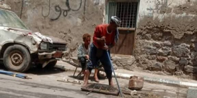 تواصل أعمال تصفية شبكة الصرف الصحي في مديرية صيرة بعدن