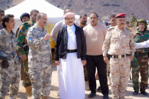 محافظ شبوة يزور معسكر خفر السواحل في رضوم ويكافئ الجنود