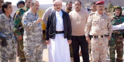 محافظ شبوة يزور معسكر خفر السواحل في رضوم ويكافئ الجنود