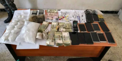  أمن المكلا يضبط 4 مروجين بينهم امرأة وبحوزتهم كمية من المخدرات في منطقة روكب 