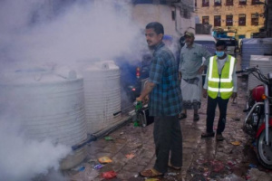 العاصمة عدن .. حملات رش ضبابي ورذاذي في أحياء صيرة