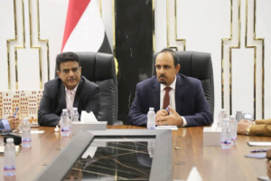 محافظ حضرموت ووزير النفط يبحثان تعزيز استقرار التموين بالمشتقات النفطية ومخزون الغاز