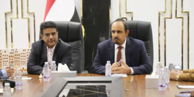 محافظ حضرموت ووزير النفط يبحثان تعزيز استقرار التموين بالمشتقات النفطية ومخزون الغاز