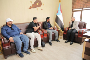 اليافعي يشيد بدور الفن التشكيلي في إيصال الرسائل الوطنية والإبداعية وتعزيز أواصر الإخاء