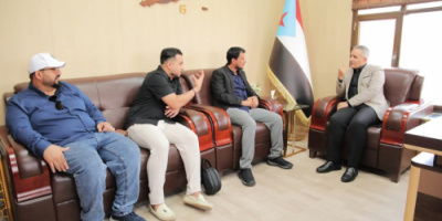 اليافعي يشيد بدور الفن التشكيلي في إيصال الرسائل الوطنية والإبداعية وتعزيز أواصر الإخاء