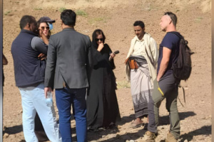 مسؤول محلي بشبوة يعلن عن خطط لنقل مهاجرين أفارقة من عتق إلى مواقع مخصصة