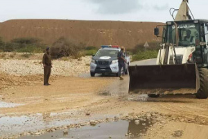 استمرار جهود فتح الطرق المتضررة جراء الحالة الجوية بالديس الشرقية