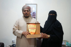 جمعية قلنسية النسوية تكرّم محافظ سقطرى تقديرًا لدعمه المتواصل للحرف اليدوية