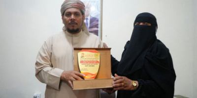 جمعية قلنسية النسوية تكرّم محافظ سقطرى تقديرًا لدعمه المتواصل للحرف اليدوية