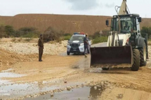 استمرار جهود فتح الطرق المتضررة جراء الحالة الجوية بالديس الشرقية