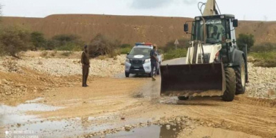 استمرار جهود فتح الطرق المتضررة جراء الحالة الجوية بالديس الشرقية