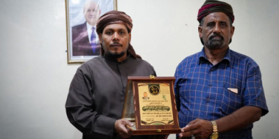 جمعية كع قيطنان تكرّم محافظ سقطرى بدرع الوفاء تقديرًا لدعمه للقطاع السمكي