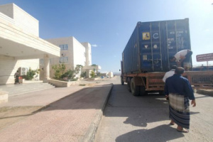 مستشفى بن زايد بشبوة يستقبل دفعة أجهزة طبية بدعم إماراتي