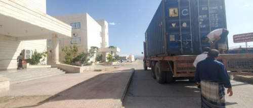 مستشفى بن زايد بشبوة يستقبل دفعة أجهزة طبية بدعم إماراتي