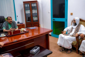 اللواء بن بريك يلتقي الشيخ الشرفي ورئيس غرفة حضرموت التجارية