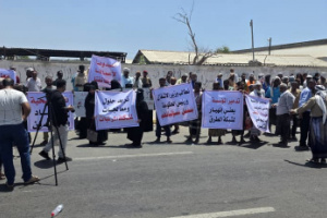 عمال وموظفو المؤسسة العامة للطرق بالعاصمة عدن يطالبون بإنقاذ المؤسسة وتصحيح مسار صندوق الطرق