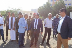 محافظ حضرموت يتفقد عددا من المشاريع التنموية في المكلا
