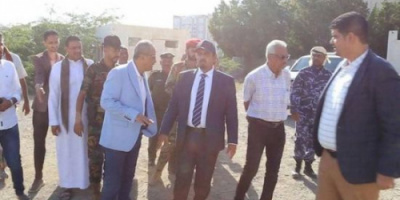 محافظ حضرموت يتفقد عددا من المشاريع التنموية في المكلا