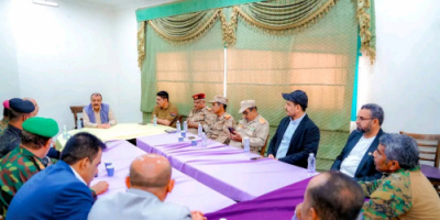 اللواء بن بريك يلتقي عددًا من الضباط العسكريين في حضرموت