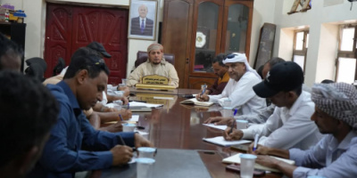 محافظ سقطرى يناقش مع الجهات المختصة برنامج مهمة فريق الرصد التفاعلي المشترك إلى الأرخبيل