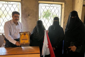 رئيس انتقالي حضرموت يكرم المناضلة أم هارون
